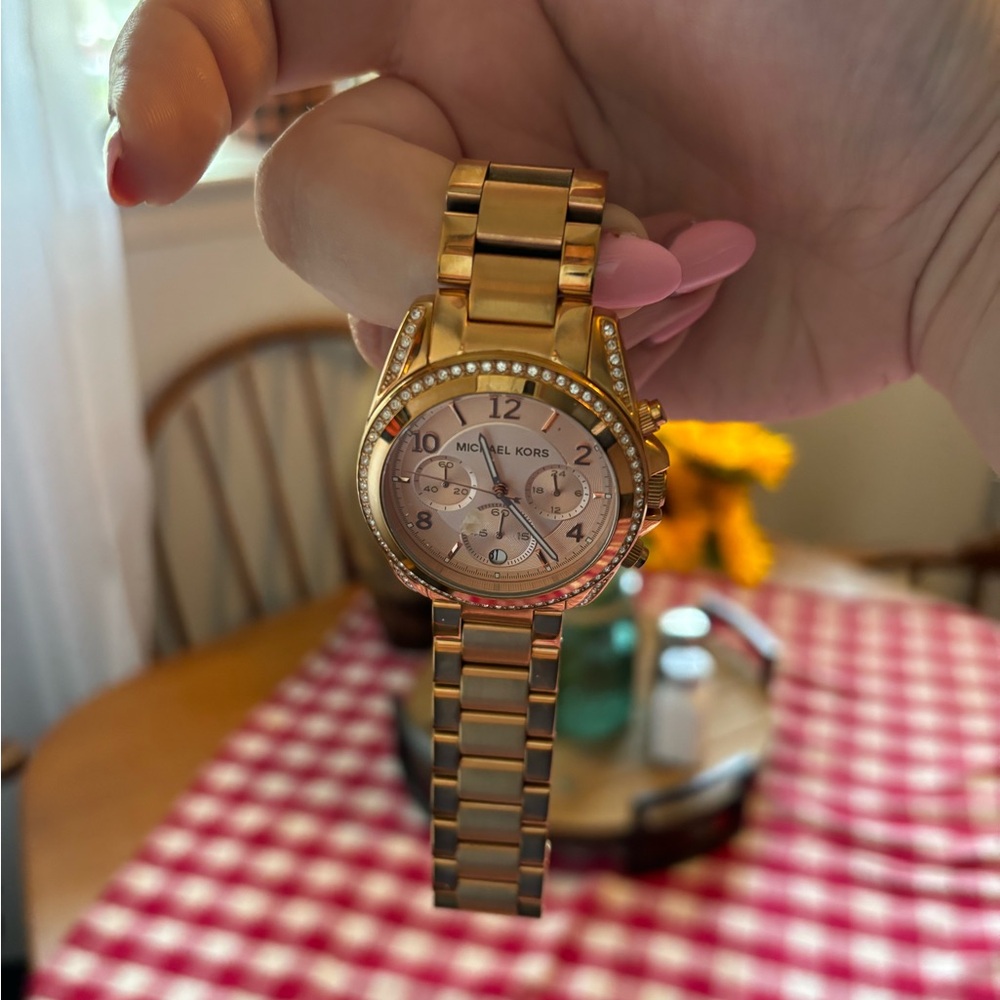 Michael Kors rose gold watch, BARELY WORN - Picture 3 of 3